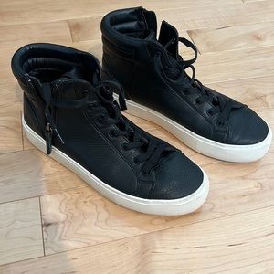 EUC Ugg Olli mid top black sneaker size 10